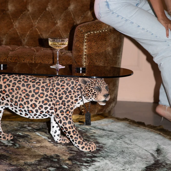 BOLD MONKEY Dope as hell sofabordet - rgsort glas og multifarvet panter plettet harpiks (90x40)