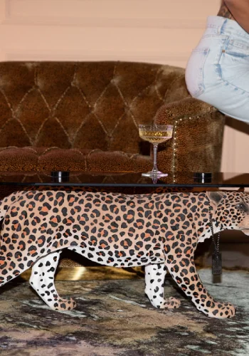 BOLD MONKEY Dope as hell sofabordet - rgsort glas og multifarvet panter plettet harpiks (90x40)