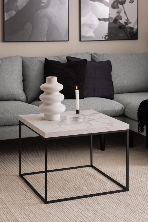 ACT NORDIC Barossa sofabord, kvadratisk - hvid papir Carrara marmorlook og sort stl (60x60)