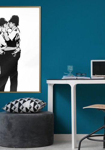 ARTGEIST Plakat med ramme - Banksy: Kissing Coppers I