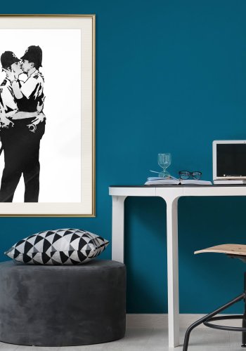 ARTGEIST Plakat med ramme - Banksy: Kissing Coppers I