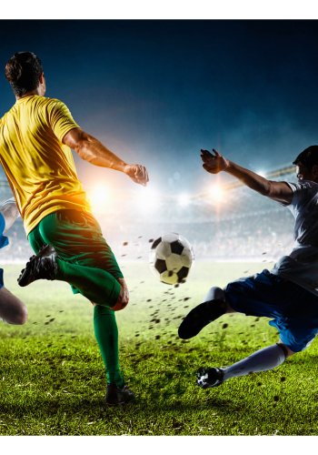ARTGEIST Fototapet - Decisive Tackle, tackling i fodboldkamp (flere strrelser)