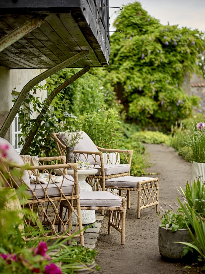 BLOOMINGVILLE Belluce udendrs loungestol, m. taburet, armln og hynder - natur polyrattan