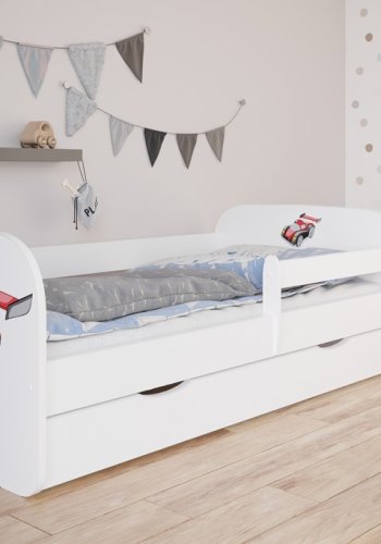 Babydreams juniorseng med racerbil, m. madras, sengehest og skuffe - hvid laminat (140x70)