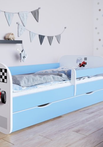 Babydreams juniorseng med racerbil, m. madras, sengehest, skuffe - hvid og bl laminat (140x70)