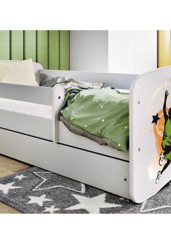 KOCOT KIDS Seng babydreams hvid basketball uden skuffe med madras 180/80