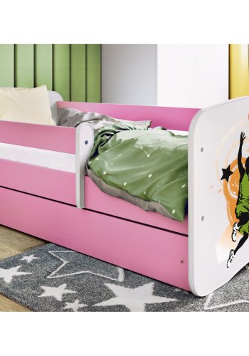 KOCOT KIDS Seng babydreams pink basketball uden skuffe med madras 140/70