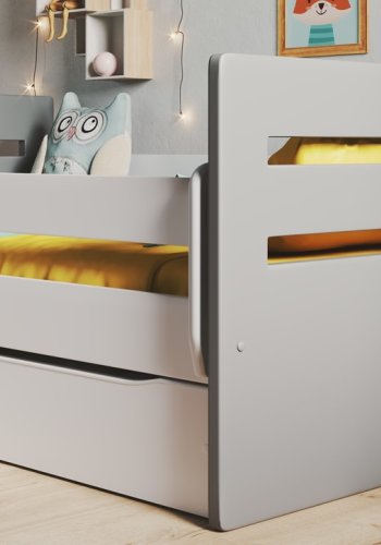 Tomi juniorseng, m. madras, sengehest, skuffe - hvid og gr spnplade og MDF (140x80)