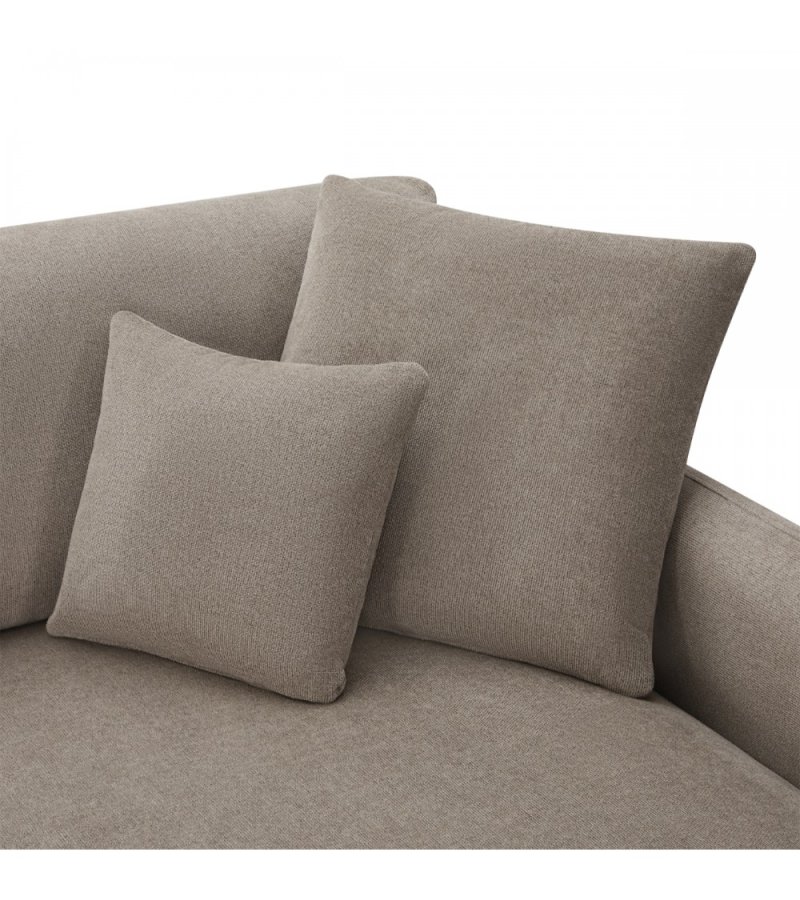 Maggie sofa, m. venstre chaiselong og 4 pyntepuder - brun stof og sort metal