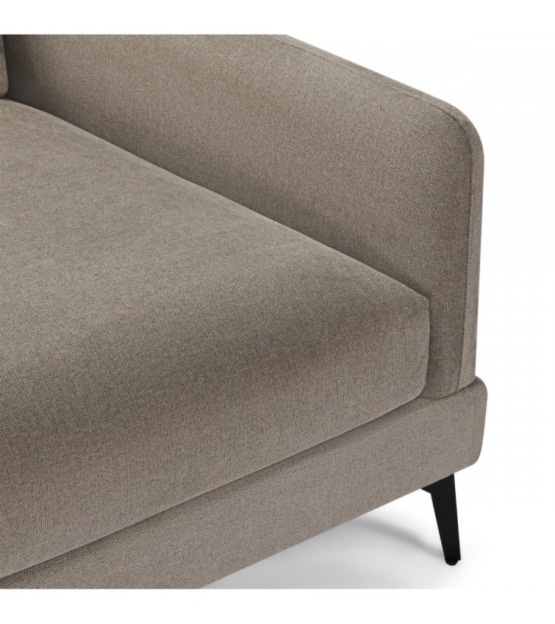 Maggie sofa, m. venstre chaiselong og 4 pyntepuder - brun stof og sort metal