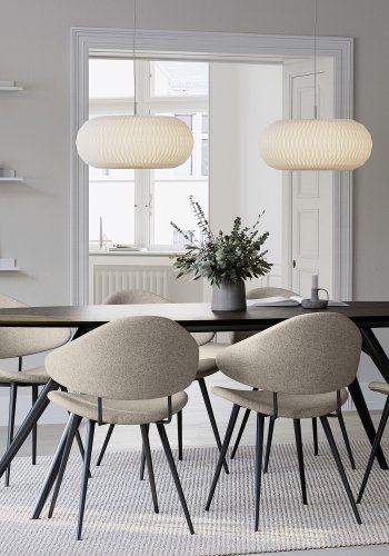 DAN-FORM NAPOLEON Stol Pebble earth bouclé stof med sorte ben