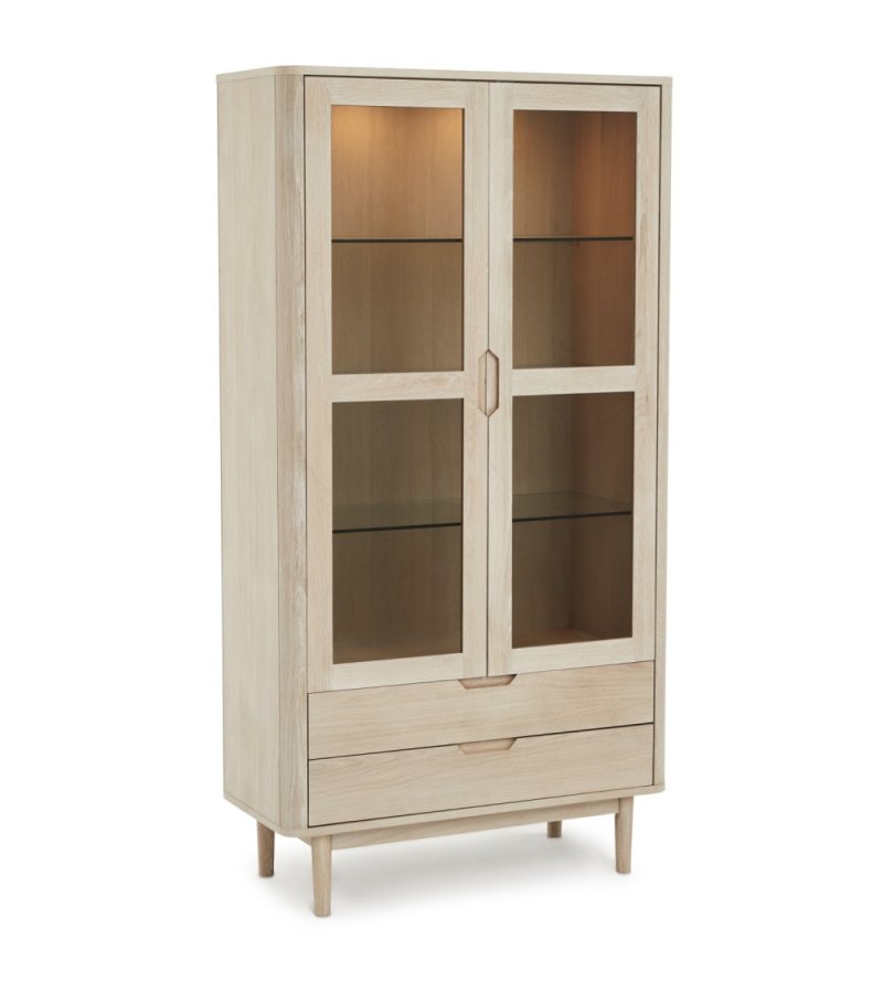 Nyborg vitrineskab, m. LED lys, 2 glaslger, 3 glashylder, 2 skuffer - hvidolieret egetrsfinér