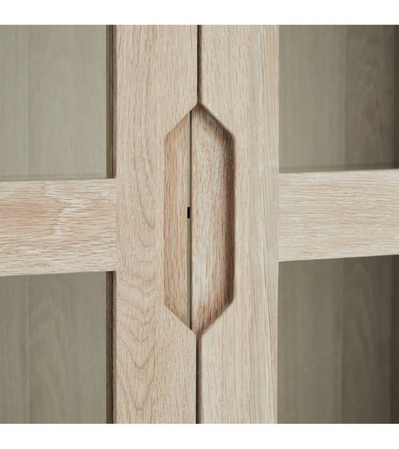 Nyborg vitrineskab, m. LED lys, 2 glaslger, 3 glashylder, 2 skuffer - hvidolieret egetrsfinér