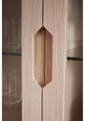 Nyborg vitrineskab, m. LED lys, 2 glaslger, 3 glashylder, 2 skuffer - hvidolieret egetrsfinér