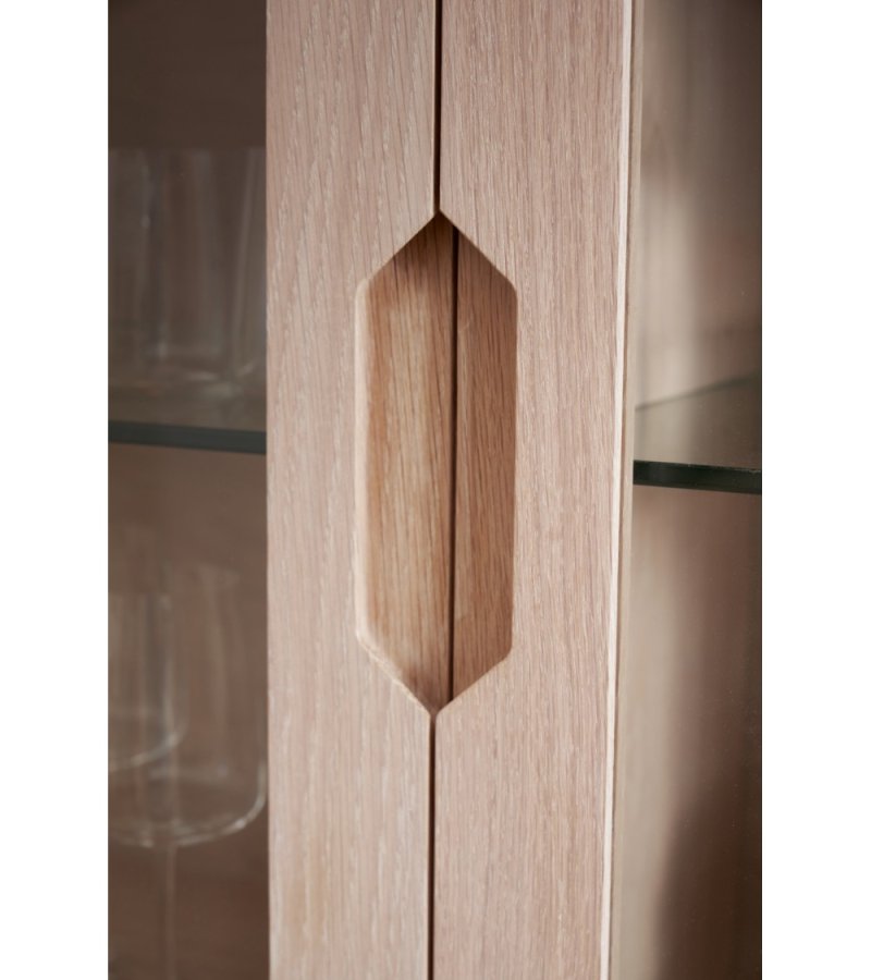 Nyborg vitrineskab, m. LED lys, 2 glaslger, 3 glashylder, 2 skuffer - hvidolieret egetrsfinér