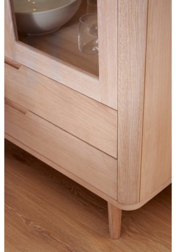 Nyborg vitrineskab, m. LED lys, 2 glaslger, 3 glashylder, 2 skuffer - hvidolieret egetrsfinér