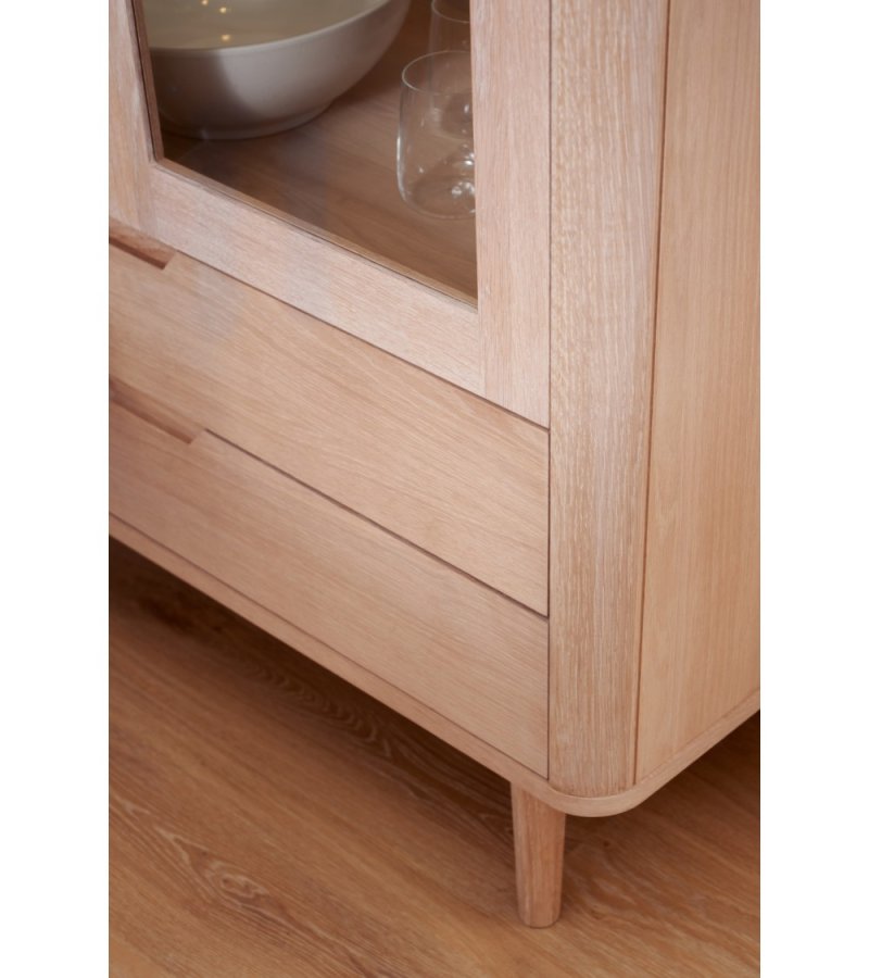 Nyborg vitrineskab, m. LED lys, 2 glaslger, 3 glashylder, 2 skuffer - hvidolieret egetrsfinér