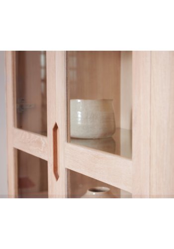 Nyborg vitrineskab, m. LED lys, 2 glaslger, 3 glashylder, 2 skuffer - hvidolieret egetrsfinér