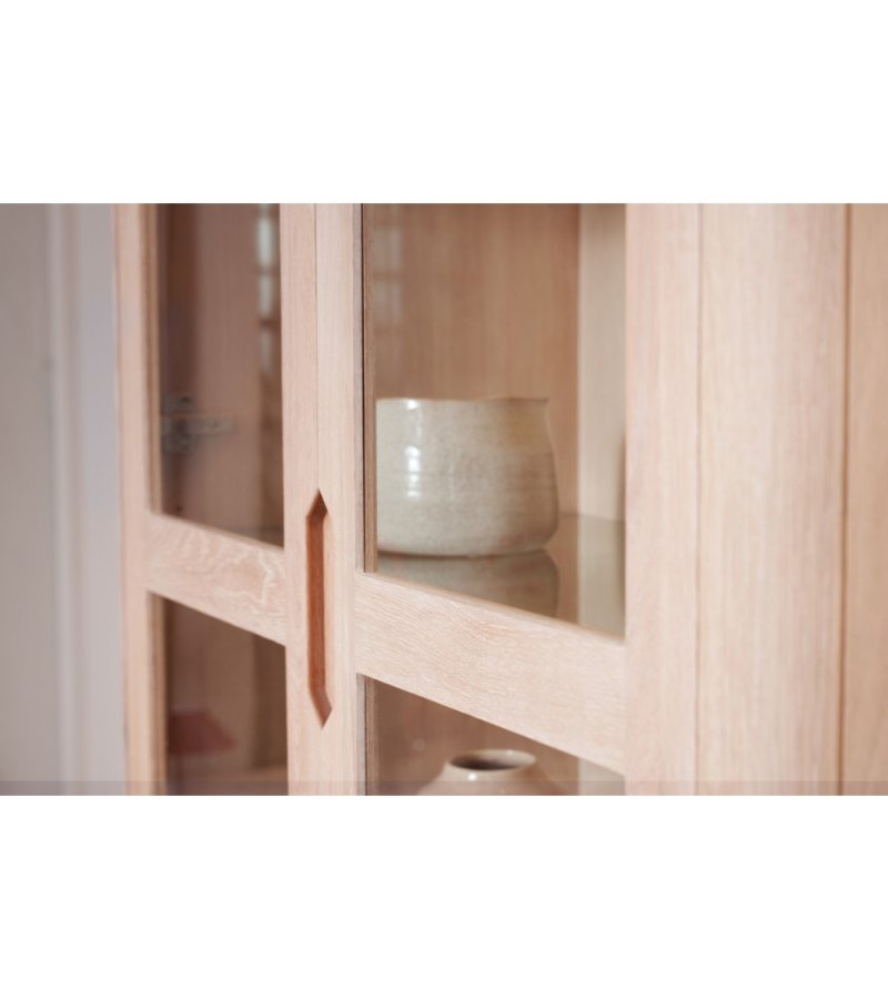 Nyborg vitrineskab, m. LED lys, 2 glaslger, 3 glashylder, 2 skuffer - hvidolieret egetrsfinér