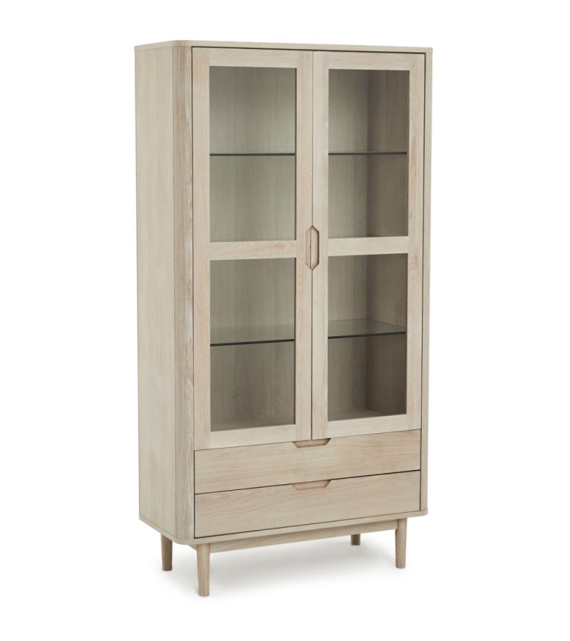 Nyborg vitrineskab, m. LED lys, 2 glaslger, 3 glashylder, 2 skuffer - hvidolieret egetrsfinér