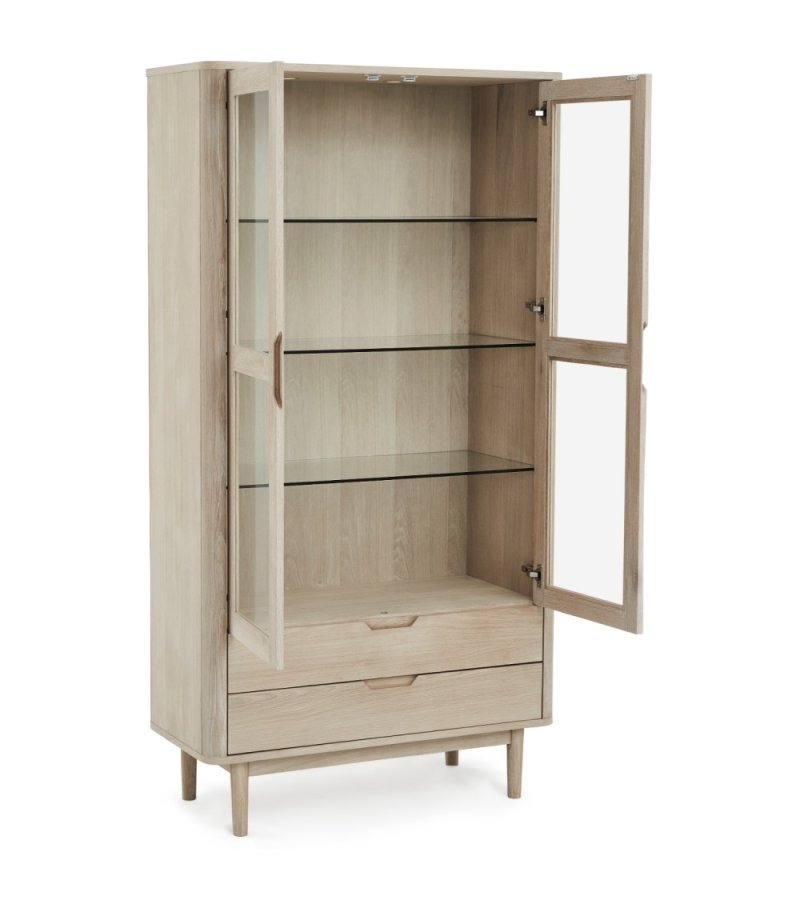 Nyborg vitrineskab, m. LED lys, 2 glaslger, 3 glashylder, 2 skuffer - hvidolieret egetrsfinér