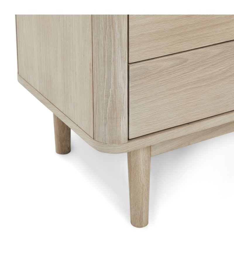 Nyborg vitrineskab, m. LED lys, 2 glaslger, 3 glashylder, 2 skuffer - hvidolieret egetrsfinér