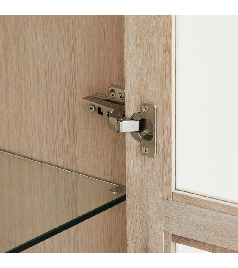 Nyborg vitrineskab, m. LED lys, 2 glaslger, 3 glashylder, 2 skuffer - hvidolieret egetrsfinér