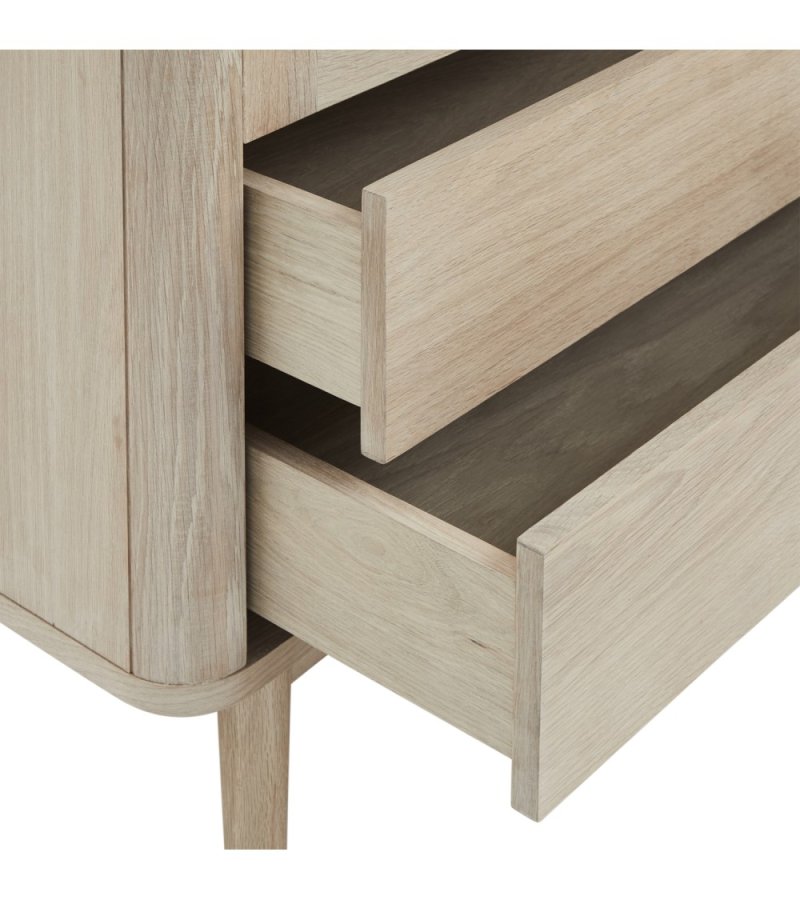 Nyborg vitrineskab, m. LED lys, 2 glaslger, 3 glashylder, 2 skuffer - hvidolieret egetrsfinér