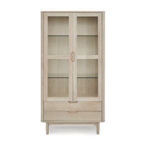 Nyborg vitrineskab, m. LED lys, 2 glaslger, 3 glashylder, 2 skuffer - hvidolieret egetrsfinér