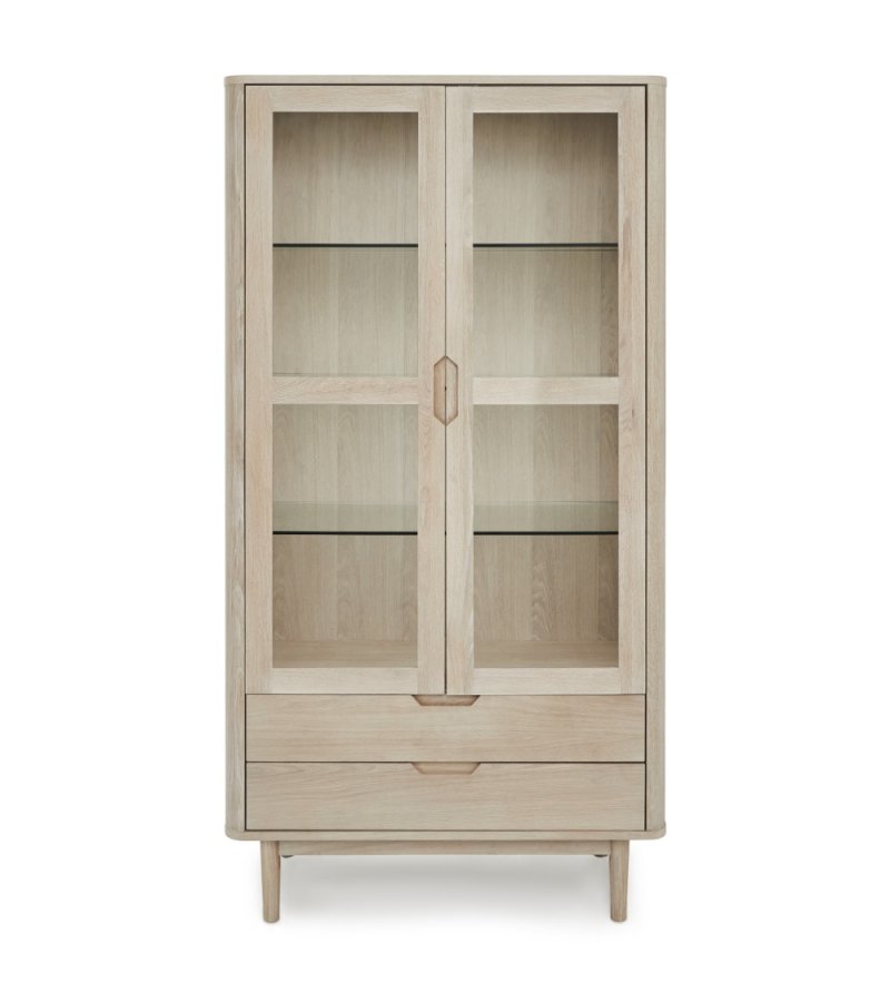 Nyborg vitrineskab, m. LED lys, 2 glaslger, 3 glashylder, 2 skuffer - hvidolieret egetrsfinér