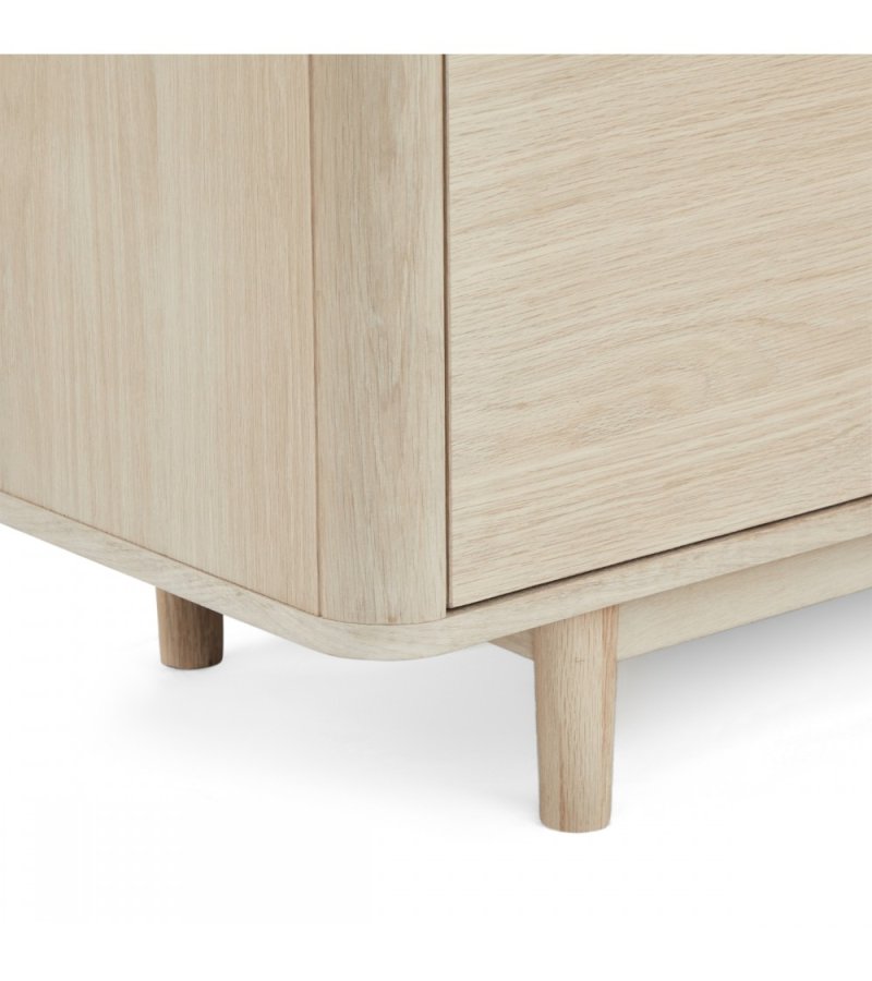 Nyborg TV-bord, m. 2 lger og 3 hylder - hvidolieret egetrsfinér, egetr og tr (180x45)