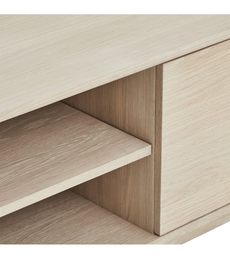 Nyborg TV-bord, m. 2 lger og 3 hylder - hvidolieret egetrsfinér, egetr og tr (180x45)