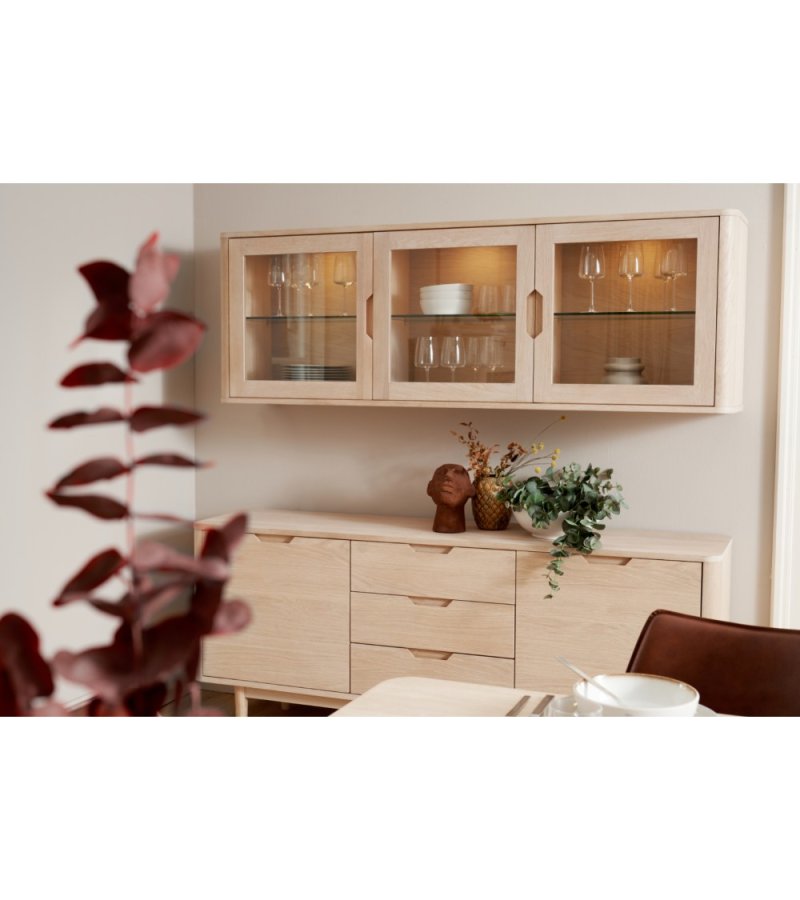 Nyborg vgskab, m. LED lys, 3 glaslger, 3 glashylder - hvidolieret egetrsfinér og egetr