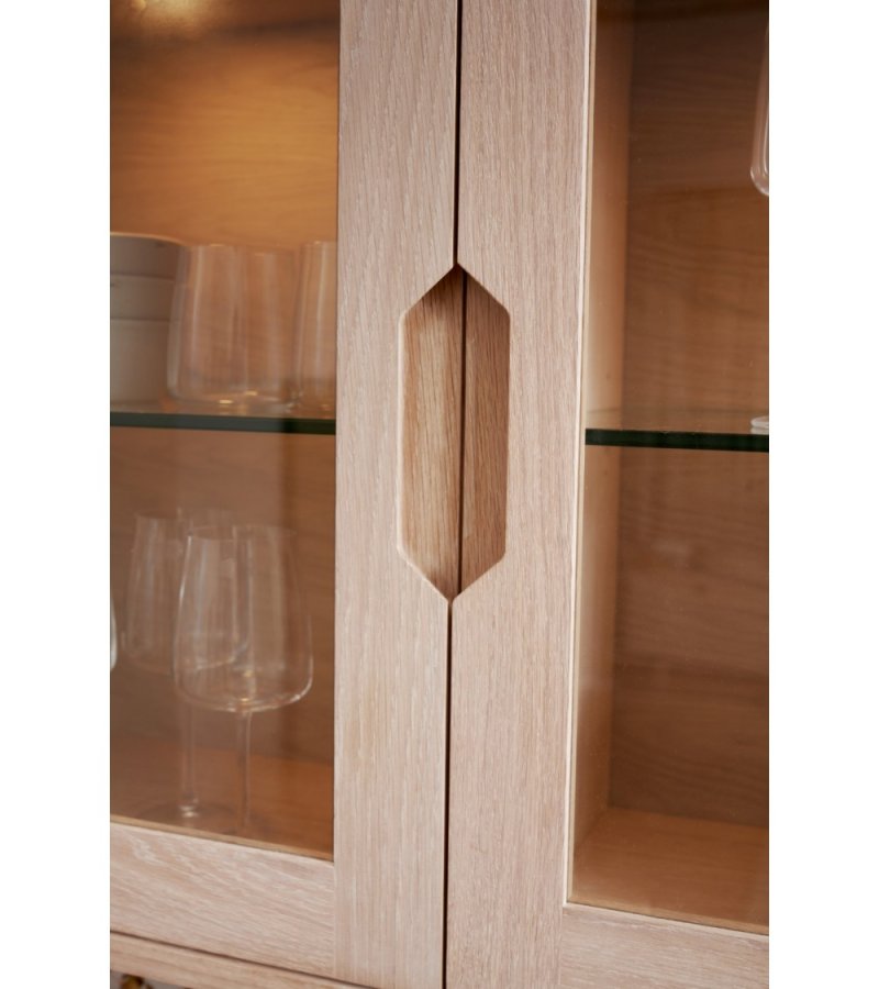 Nyborg vgskab, m. LED lys, 3 glaslger, 3 glashylder - hvidolieret egetrsfinér og egetr