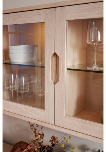 Nyborg vgskab, m. LED lys, 3 glaslger, 3 glashylder - hvidolieret egetrsfinér og egetr