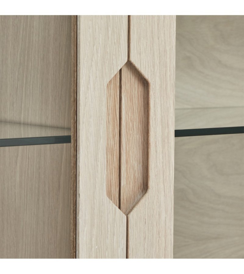 Nyborg vgskab, m. LED lys, 3 glaslger, 3 glashylder - hvidolieret egetrsfinér og egetr