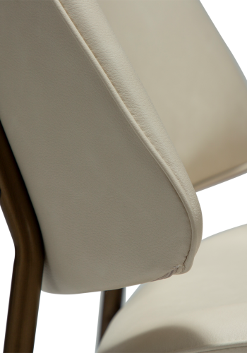 DANFORM OHMY spisebordsstol - matteret mandel kunstlder og antik messing stl