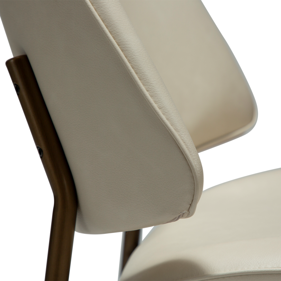 DANFORM OHMY spisebordsstol - matteret mandel kunstlder og antik messing stl