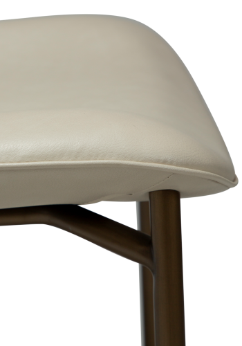 DANFORM OHMY spisebordsstol - matteret mandel kunstlder og antik messing stl