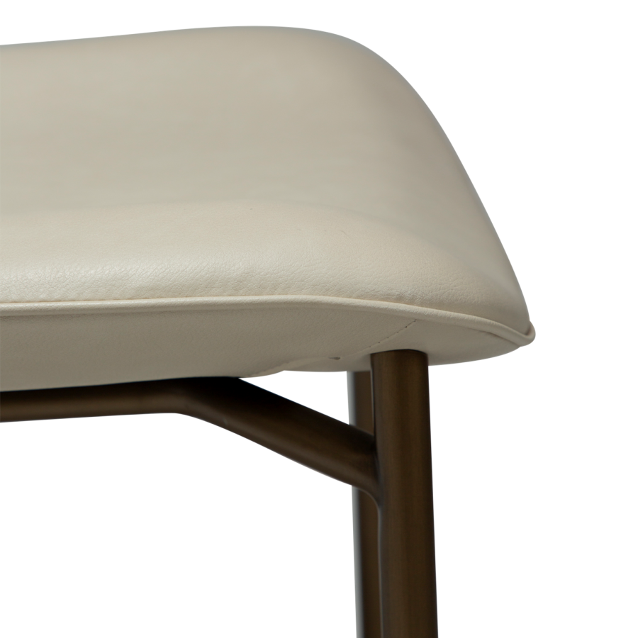 DANFORM OHMY spisebordsstol - matteret mandel kunstlder og antik messing stl