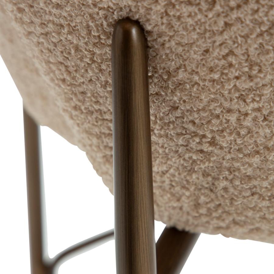 DANFORM Orbit counterstol, m. rygln - matteret mandel RPES boucléstof glimmer og antik messing stl