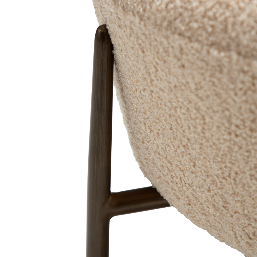 DANFORM Orbit fodskammel, rund - matteret mandel RPES boucléstof m. glimmer og antik messing stl