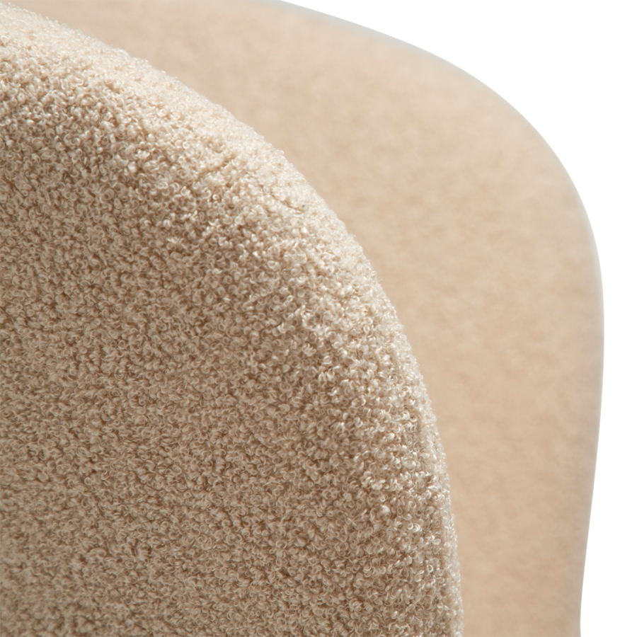 DANFORM Orbit loungestol - matteret mandel RPES boucléstof m. glimmer og antik messing stl