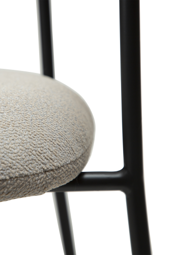 DAN-FORM Plenti lnestol - kashmir bouclé stof og sort stl