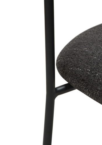 DAN-FORM Plenti lnestol - sort bouclé stof og sort stl