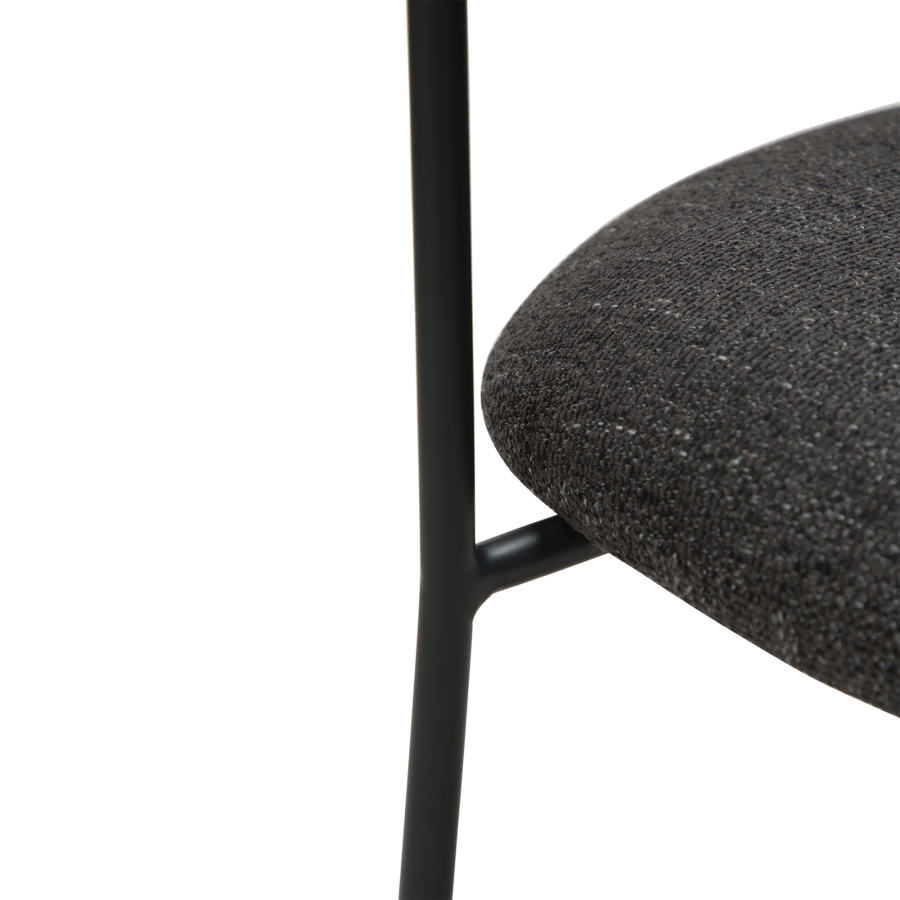 DAN-FORM Plenti lnestol - sort bouclé stof og sort stl