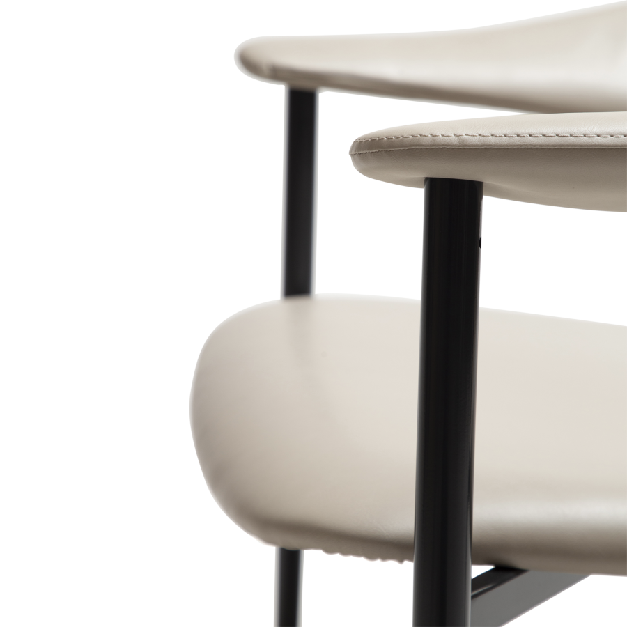 DAN-FORM ROVER Lounge Chair Cashmere art. lder med sorte ben