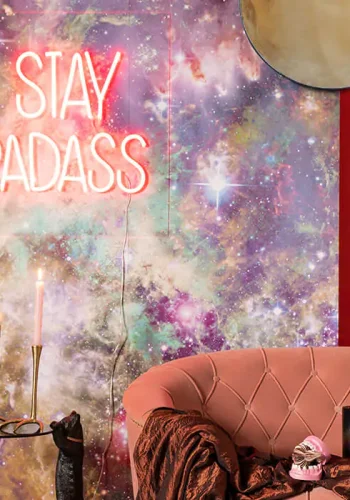 BOLD MONKEY Stay Badass LED neon lysskilt, kvadratisk - rd PVC og akryl (80x80)